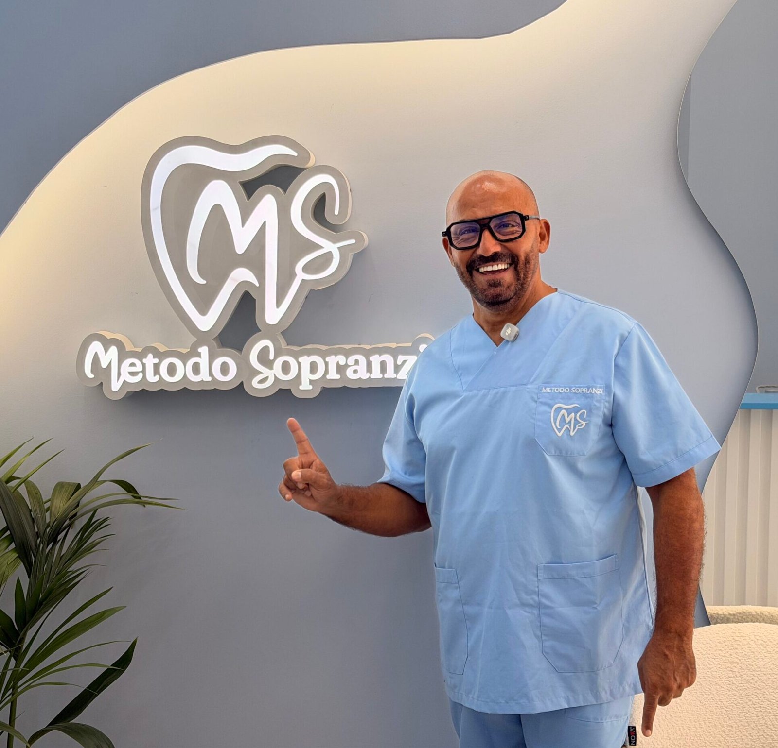 Il dottor Massimo Sopranzi nello studio Metodo Sopranzi